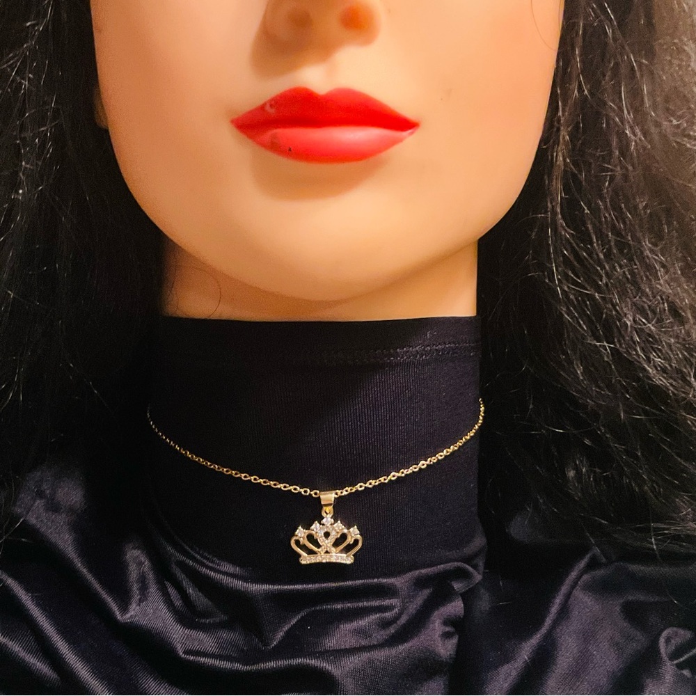 Elegant Gold Crown Pendant Necklace
